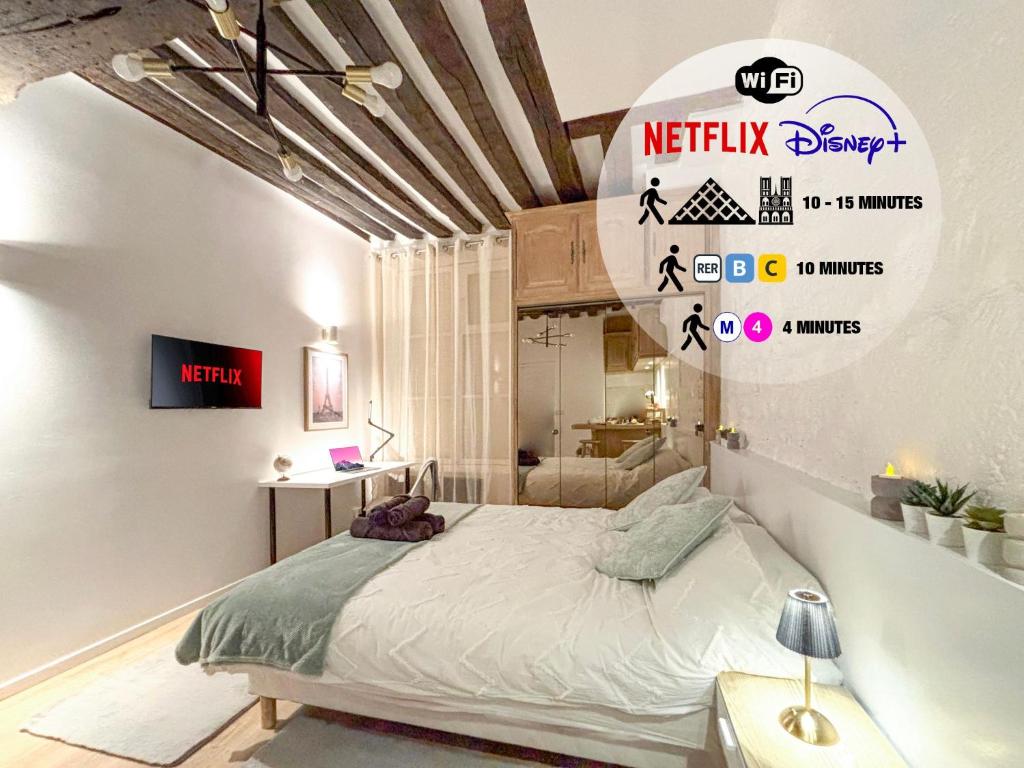 une chambre avec un lit dans une pièce dans l'établissement Le Columba-Studio Parisien Saint-Germain, à Paris