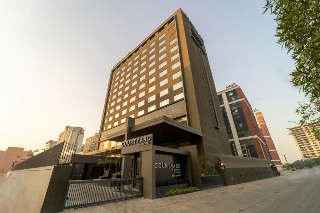 Courtyard by Marriott Vadodara - Housity