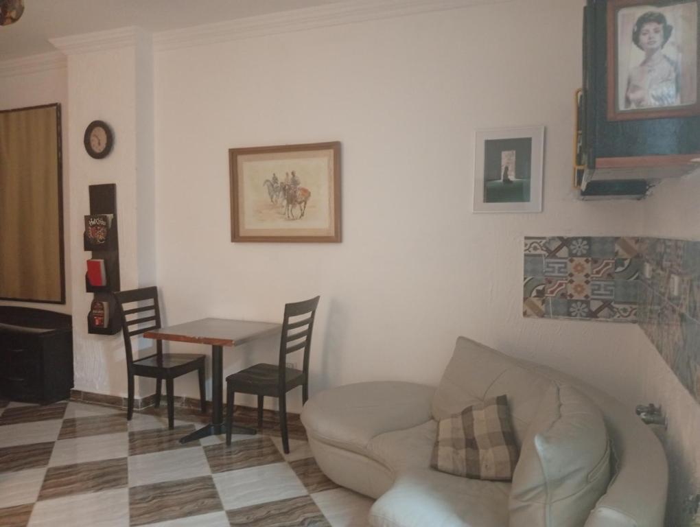 Posezení v ubytování Downtown room near gym pool beach shops walking distance from all entertainment and shopping