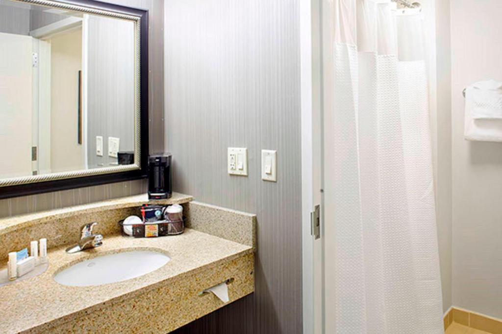 Courtyard by Marriott Akron Stow - Habitación King Con Sofá Cama