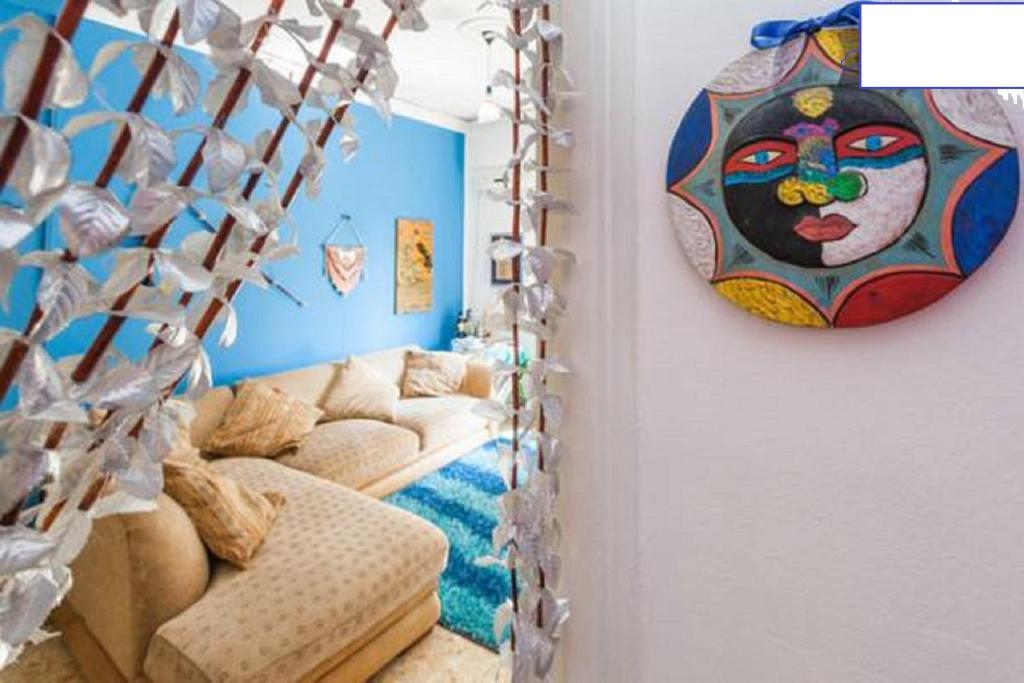 una sala de estar con sofá y una pintura en la pared en Dolce casa centro storico di Palermo new 2023, en Palermo