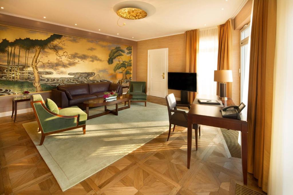 TV a/nebo společenská místnost v ubytování Falkenstein Grand, Autograph Collection