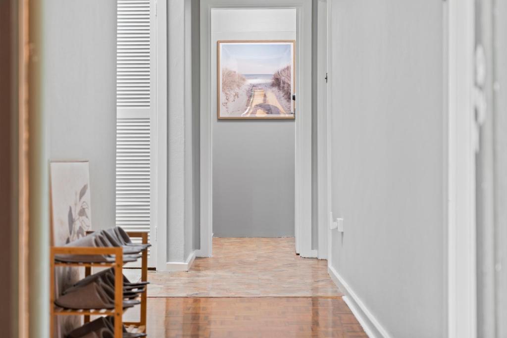 einen Flur mit einem Bild an der Wand in der Unterkunft Cozy Lake Escape near Parliament, Embassies, Golf Club in Yarralumla