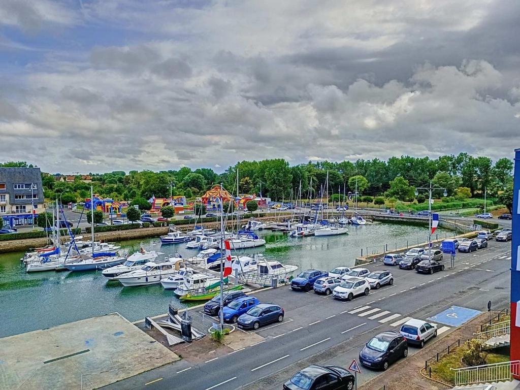 Un tas de bateaux sont garés dans un port de plaisance dans l'établissement Charmant Studio à Courseulles-sur-Mer avec Wifi et Parking - FR-1-746-27, à Courseulles-sur-Mer
