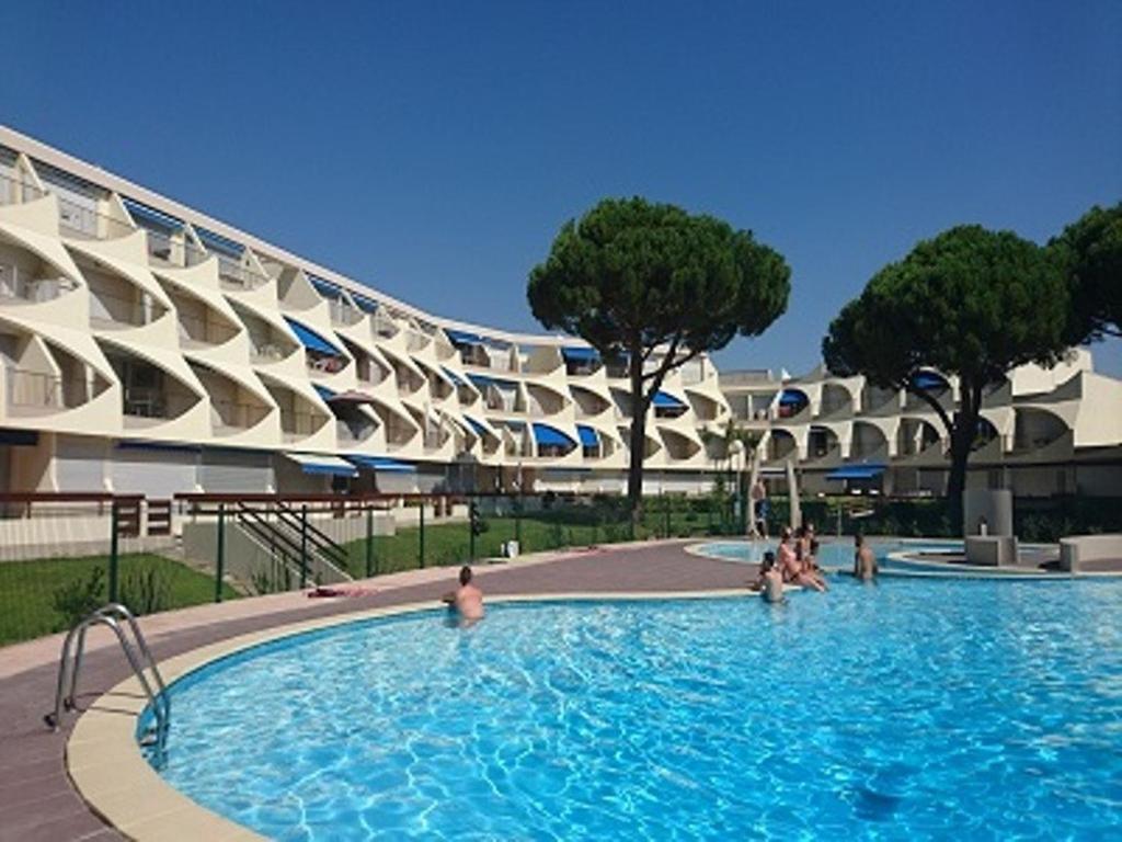 Photo de la galerie de l'établissement Appartement 2 pièces + cabine, Port Camargue, piscine, parking - FR-1-731-112, au Grau-du-Roi