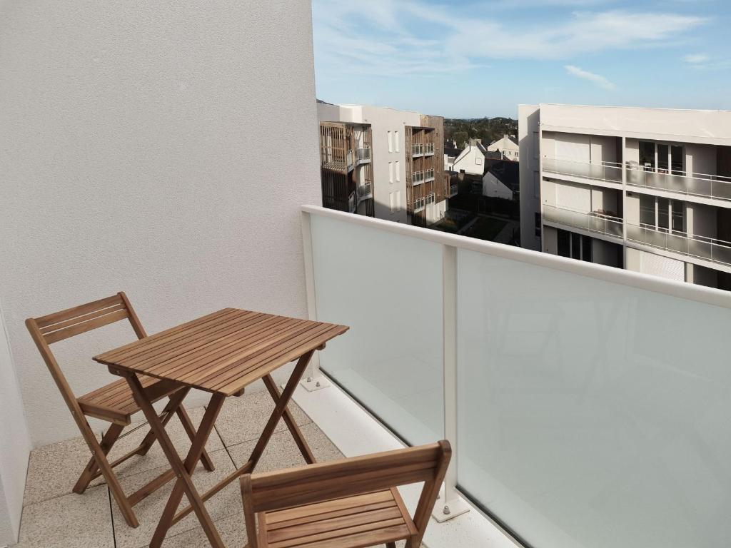 Un balcon sau o terasă la Appartement 2 à 4 personnes, proche du Golfe du Morbihan - FR-1-639-131