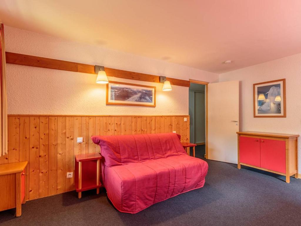 - une chambre avec un lit rouge et deux tables dans l'établissement Appartement à Plagne 1800 avec balcon et parking - FR-1-351-256, à La Plagne Tarentaise