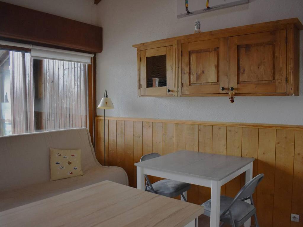 un salon avec une table et un canapé dans l'établissement Confortable Appartement 2 pièces en mezzanine avec jardin à Bolquère - FR-1-592-80, à Font-Romeu-Odeillo-Via