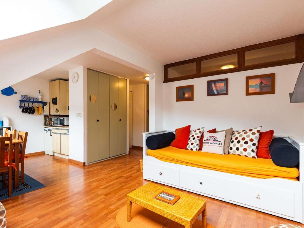 - un salon avec un canapé et des oreillers dans l'établissement Appartement cosy 4 pers. St-Lary Soulan avec Parking - FR-1-296-513, à Saint-Lary-Soulan