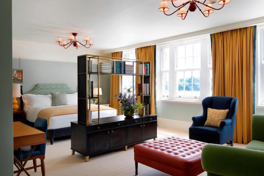 University Arms, Autograph Collection - Resim 6