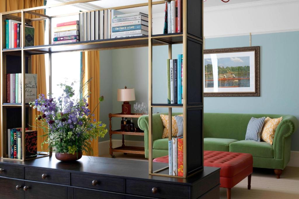 University Arms, Autograph Collection - Resim 10