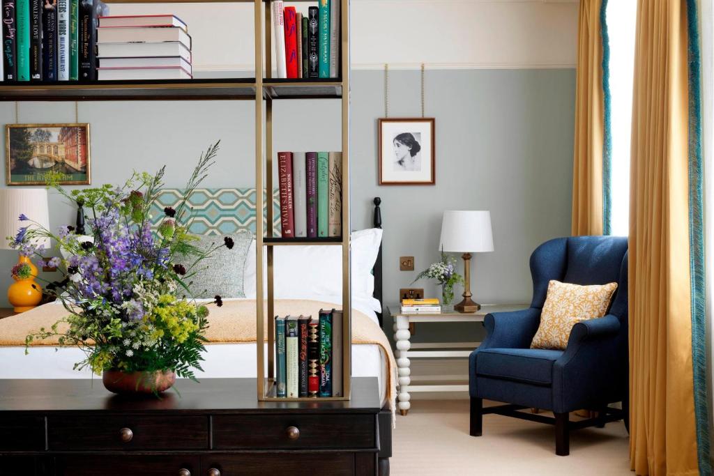 University Arms, Autograph Collection - Resim 9