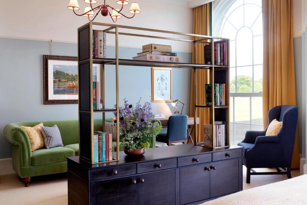 University Arms, Autograph Collection - Resim 11