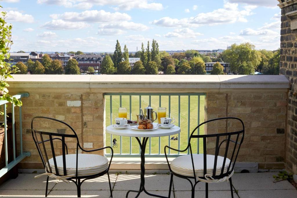 University Arms, Autograph Collection - Resim 13