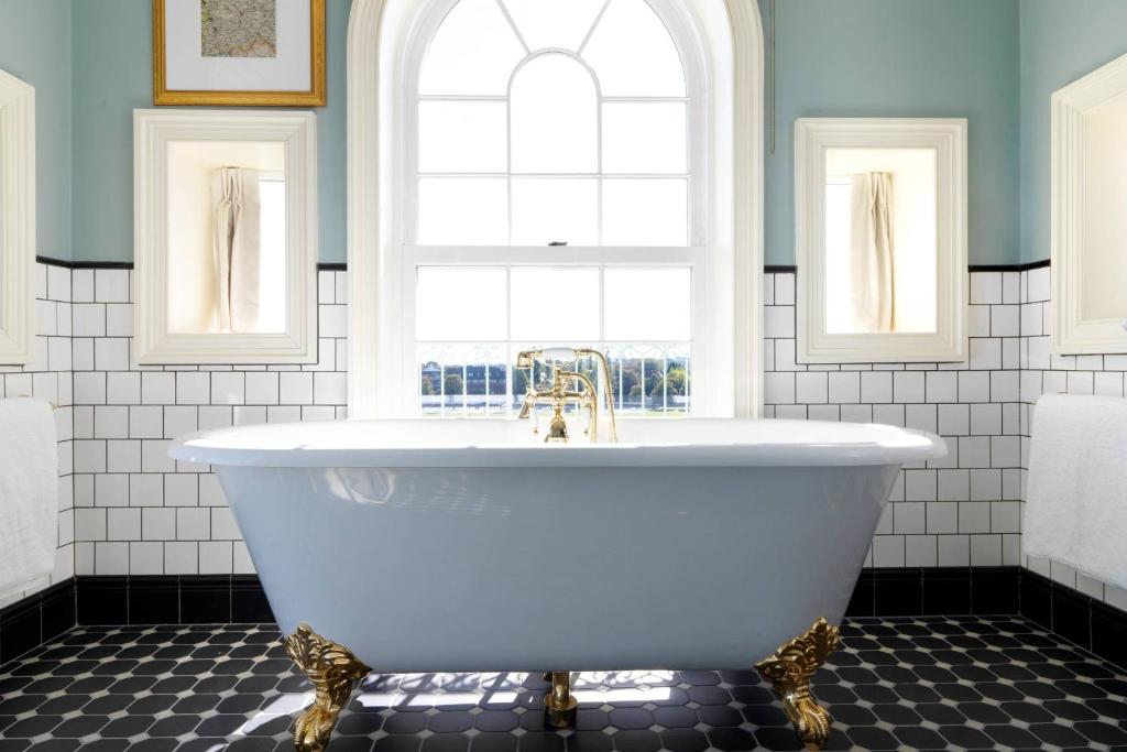 University Arms, Autograph Collection - Resim 14