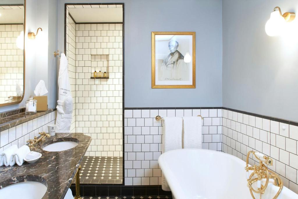 University Arms, Autograph Collection - Resim 16