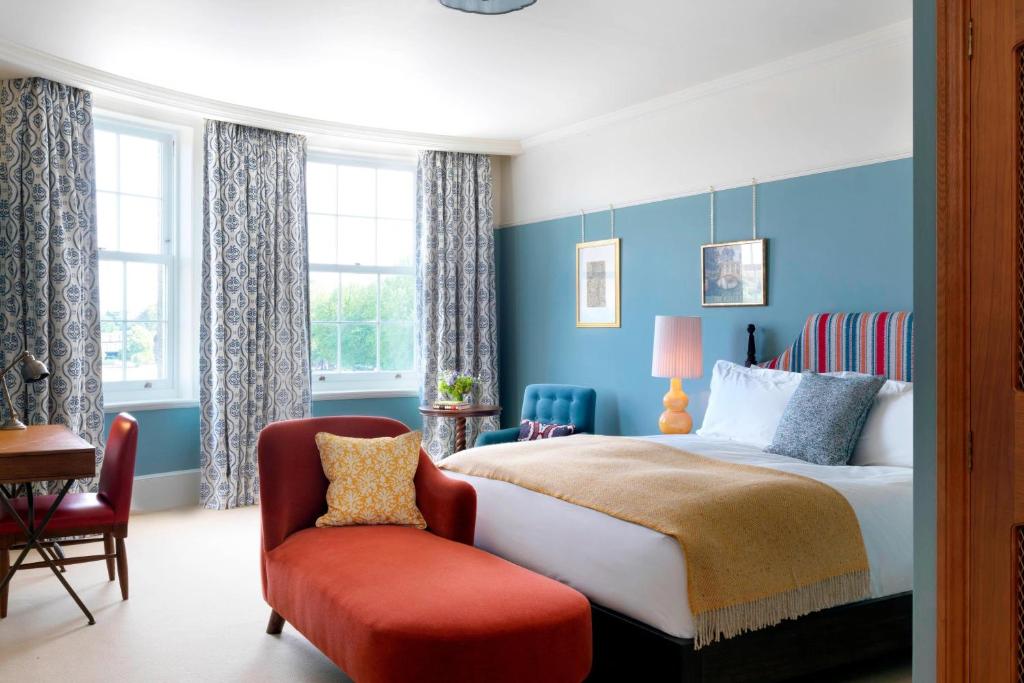 University Arms, Autograph Collection - Resim 22