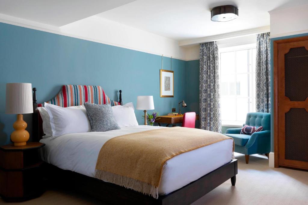 University Arms, Autograph Collection - Resim 24