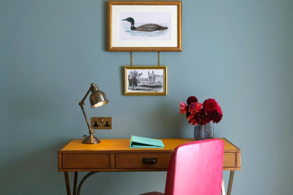 University Arms, Autograph Collection - Resim 29