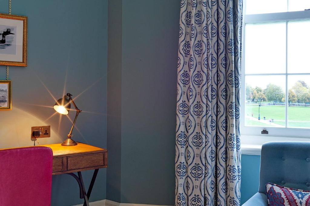 University Arms, Autograph Collection - Resim 30