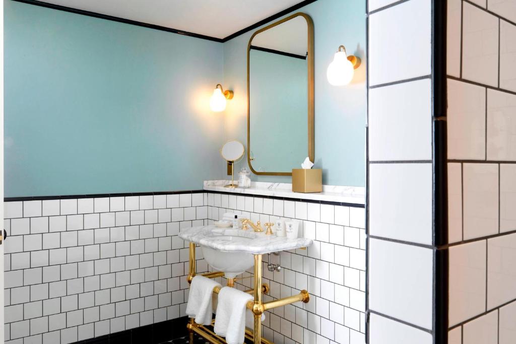 University Arms, Autograph Collection - Resim 31