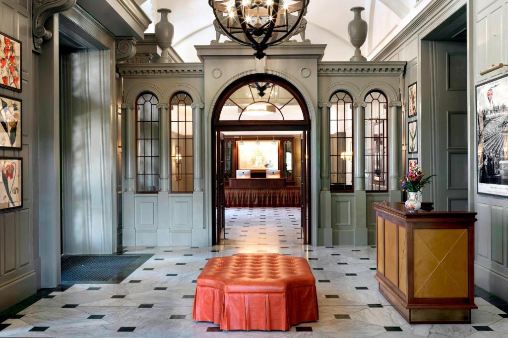 University Arms, Autograph Collection - Resim 34