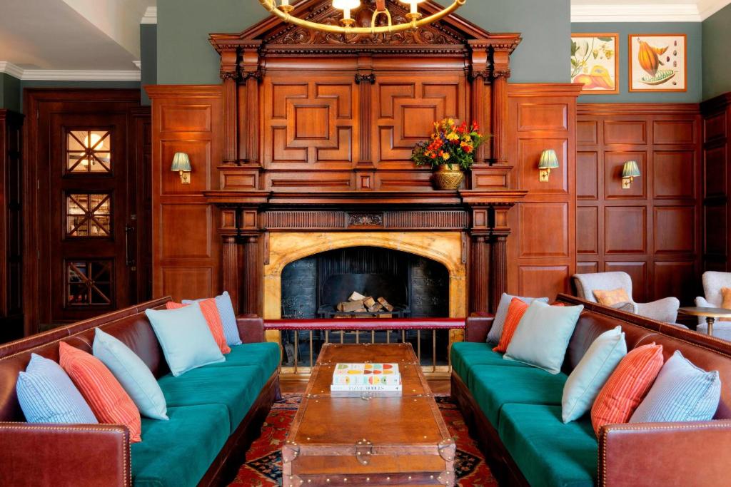 University Arms, Autograph Collection - Resim 35