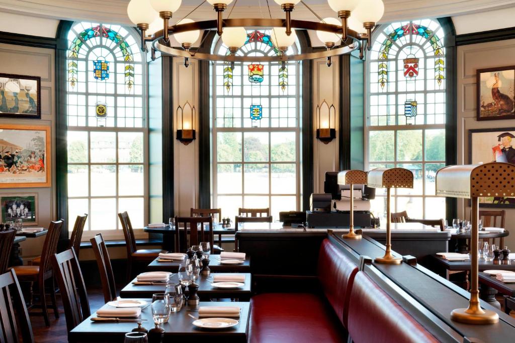 University Arms, Autograph Collection - Resim 37