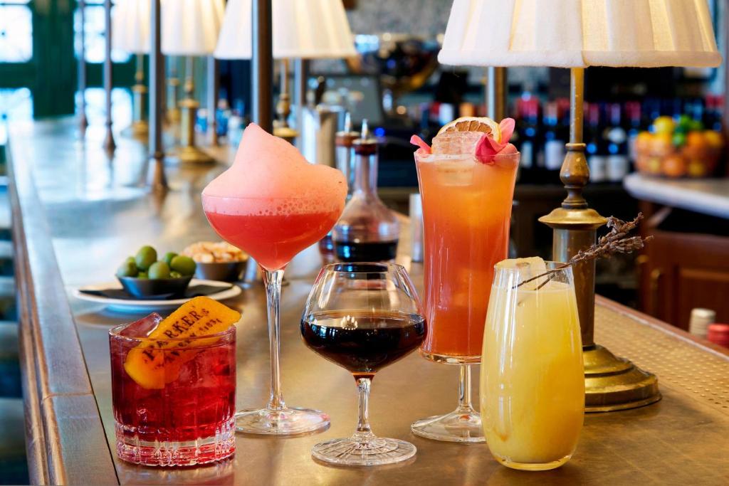 University Arms, Autograph Collection - Resim 39