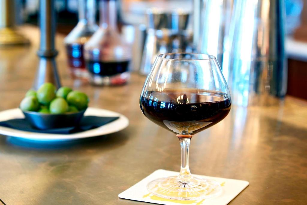 University Arms, Autograph Collection - Resim 40