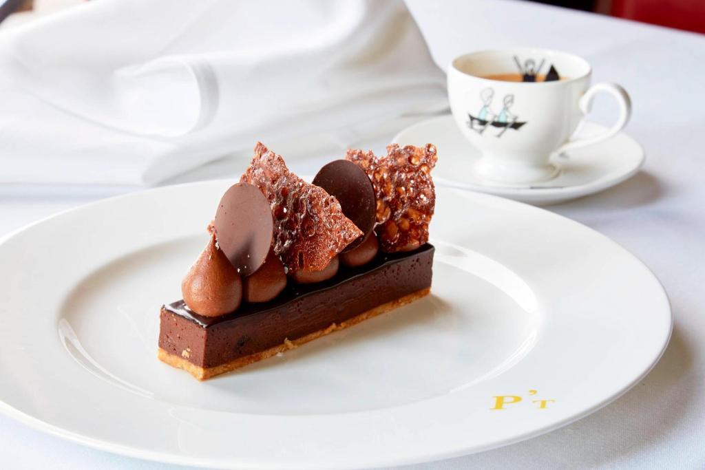 University Arms, Autograph Collection - Resim 41