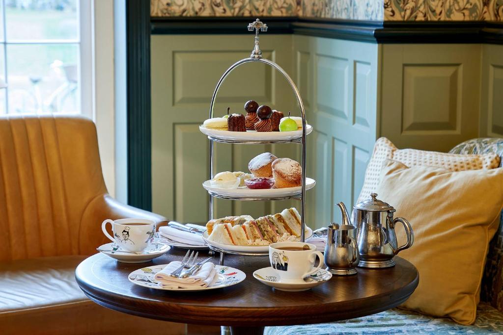 University Arms, Autograph Collection - Resim 44