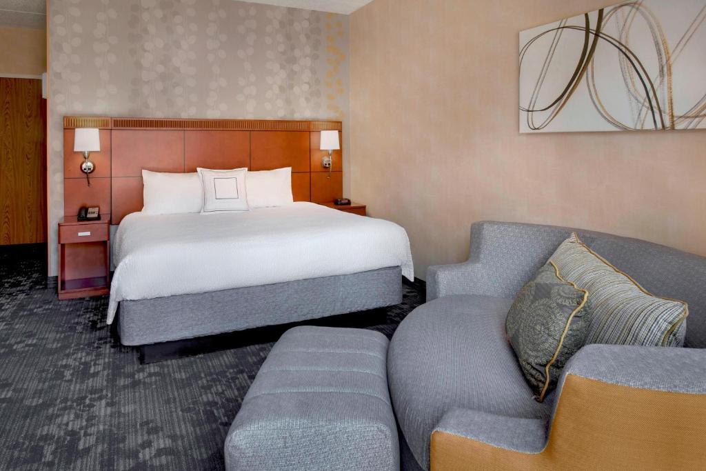 Courtyard By Marriott Hartford Windsor Airport - King Room With Sofa Bed - Hearing Accessible