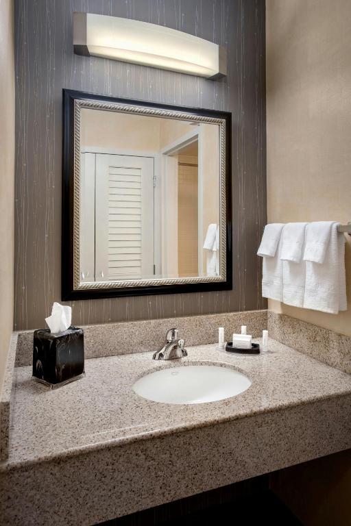 Courtyard By Marriott Hartford Windsor Airport - Queen Room With Two Queen Beds