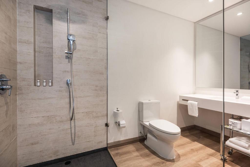 Koupelna v ubytování AC Hotel by Marriott Bogota Zona T