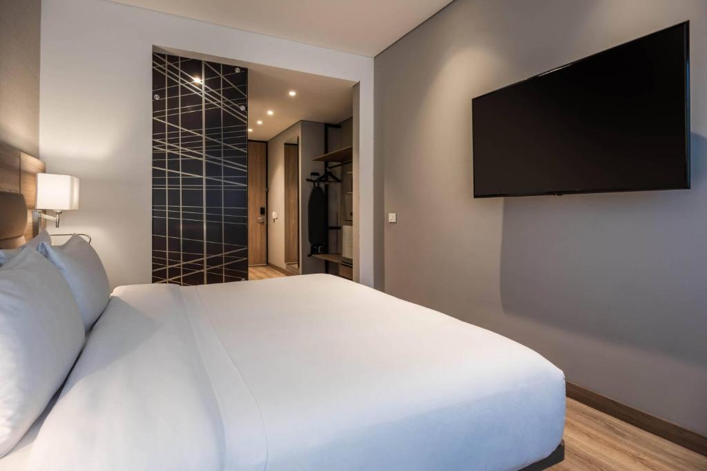 TV a/nebo společenská místnost v ubytování AC Hotel by Marriott Bogota Zona T