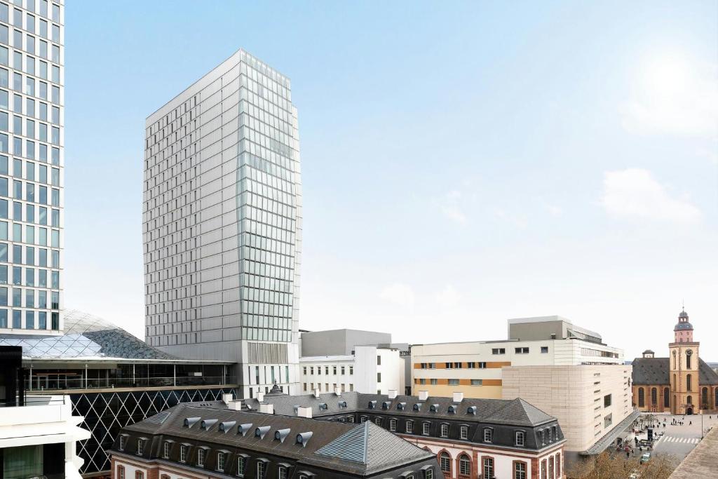 una representación de un rascacielos alto en una ciudad en JW Marriott Hotel Frankfurt, en Frankfurt