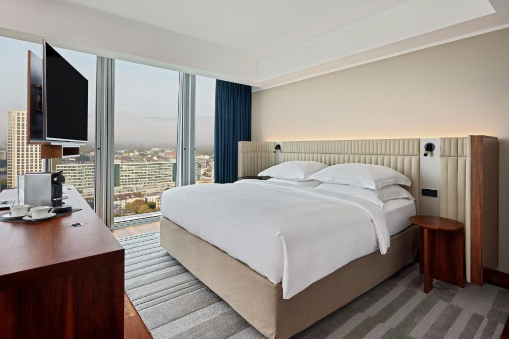 Cama o camas de una habitación en JW Marriott Hotel Frankfurt