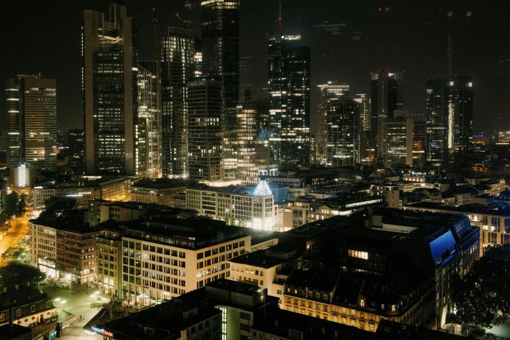 - Vistas nocturnas a la ciudad en JW Marriott Hotel Frankfurt, en Frankfurt