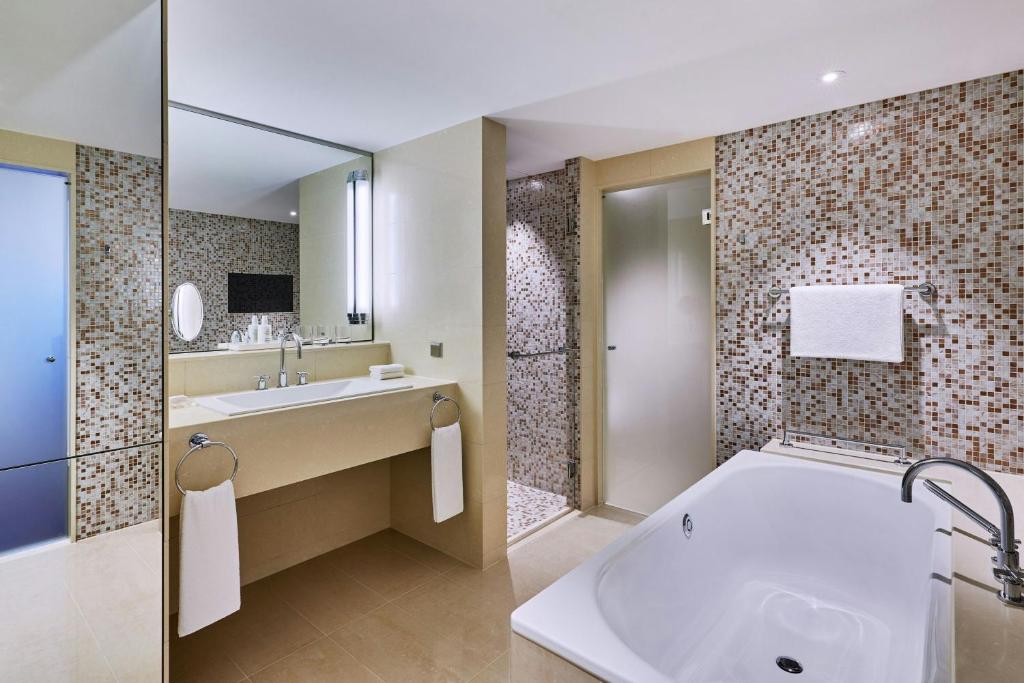 Un baño de JW Marriott Hotel Frankfurt