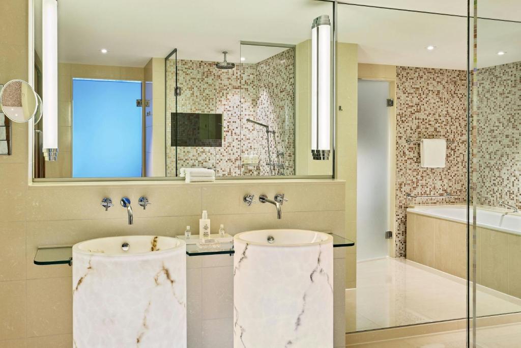 Un baño de JW Marriott Hotel Frankfurt