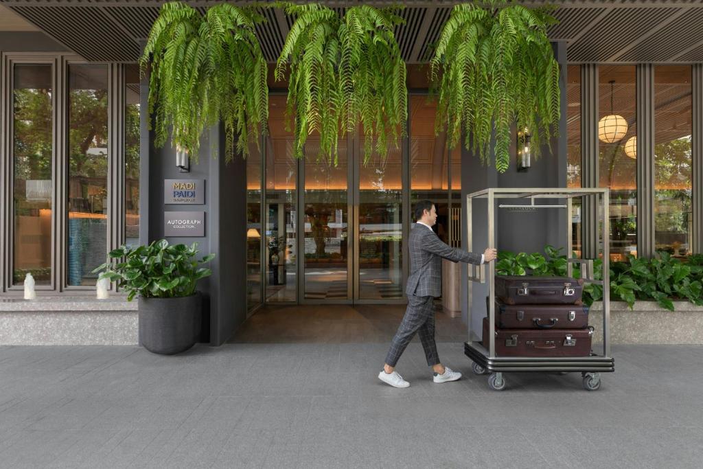 Madi Paidi Bangkok, Autograph Collection - Resim 22