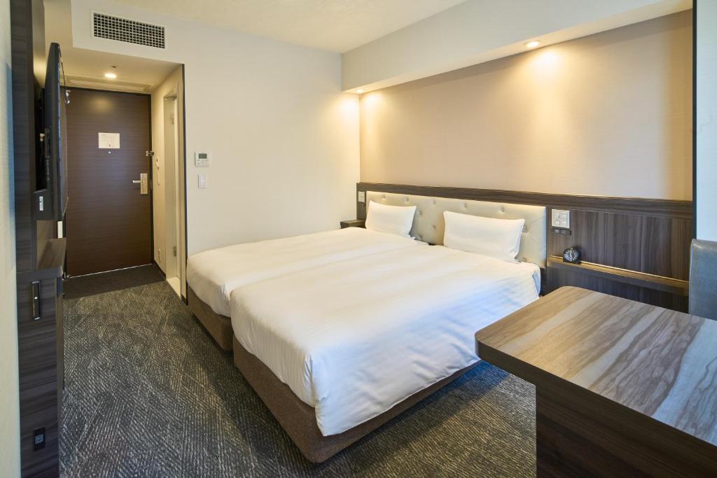 Postel nebo postele na pokoji v ubytování Via Inn Umeda