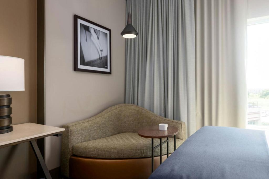 Postel nebo postele na pokoji v ubytování The Stella Hotel, Autograph Collection
