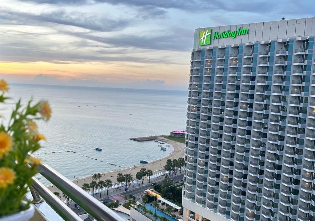 un hotel con vistas al océano en 20FL Beach Front Huge 1-Bed Condo Next to 5-Star Hotels, en Pattaya central