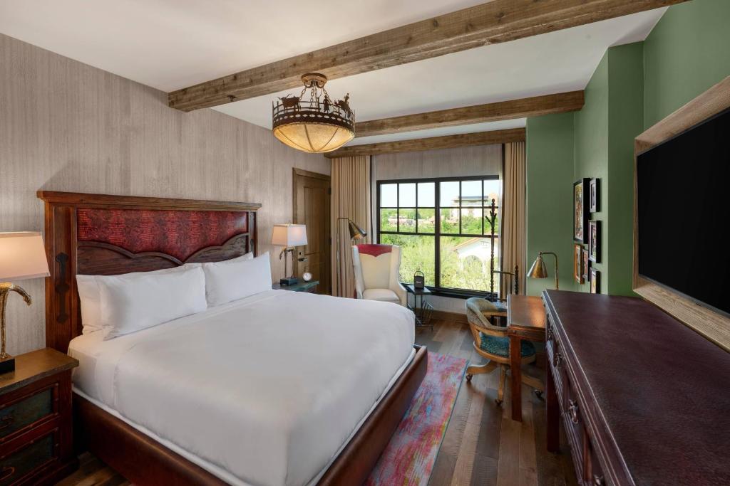 Postel nebo postele na pokoji v ubytování Hotel Drover, Autograph Collection