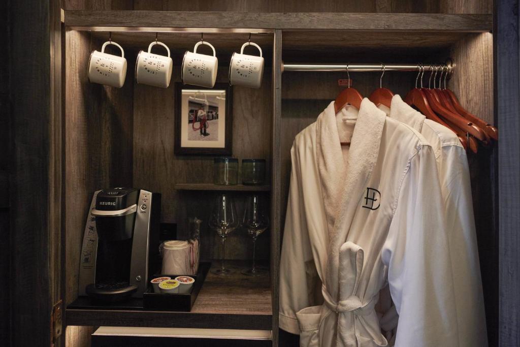 Příslušenství pro přípravu čaje a kávy v ubytování Hotel Drover, Autograph Collection