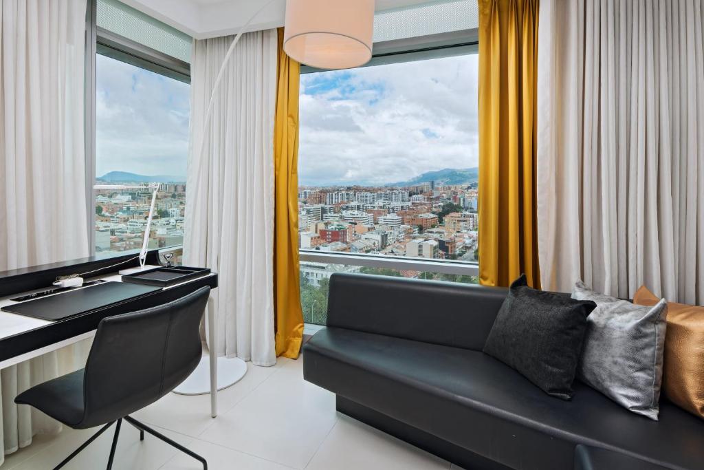 Nespecifikovaný výhled na hory nebo výhled na hory při pohledu z hotelu