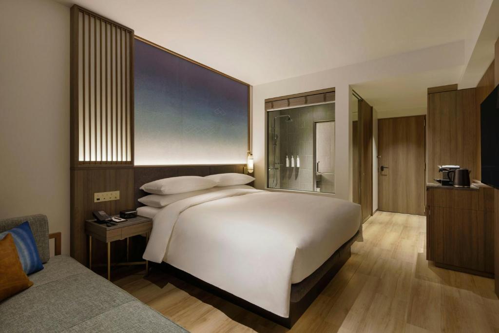 Postel nebo postele na pokoji v ubytování Courtyard by Marriott Fukui