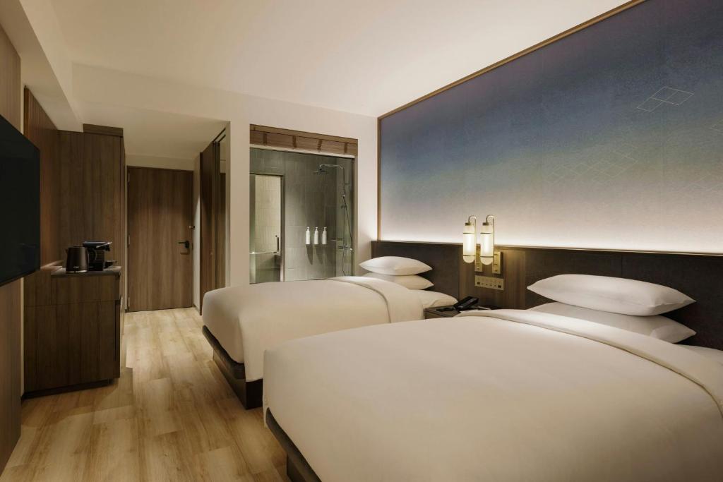 Postel nebo postele na pokoji v ubytování Courtyard by Marriott Fukui